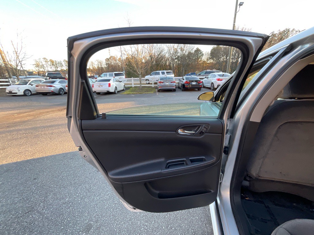 2011 Chevrolet Impala Image 37