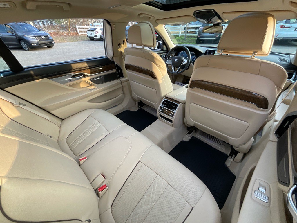 2016 BMW 7 Series Image 32