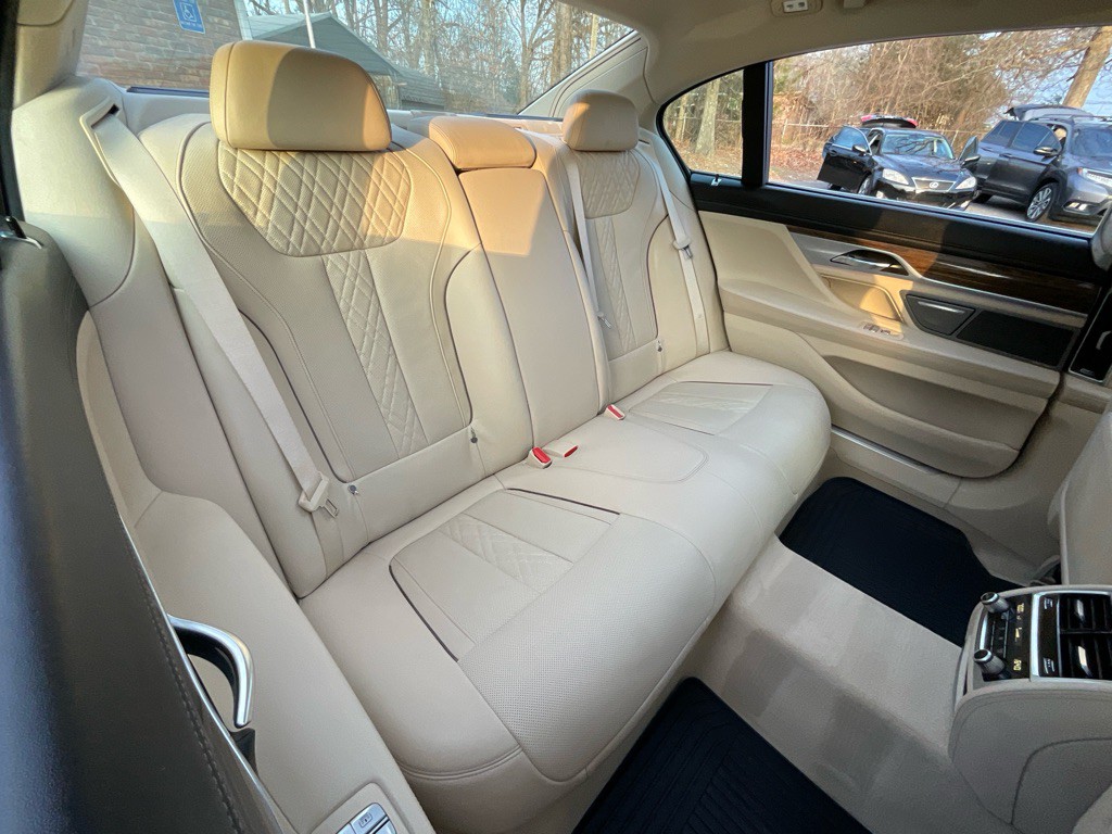 2016 BMW 7 Series Image 33