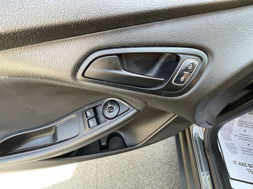 2016 Ford Focus Image 37