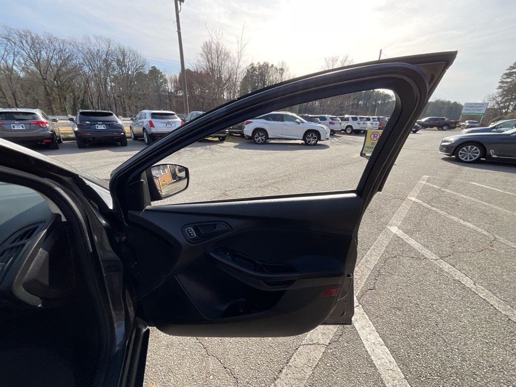 2016 Ford Focus Image 40