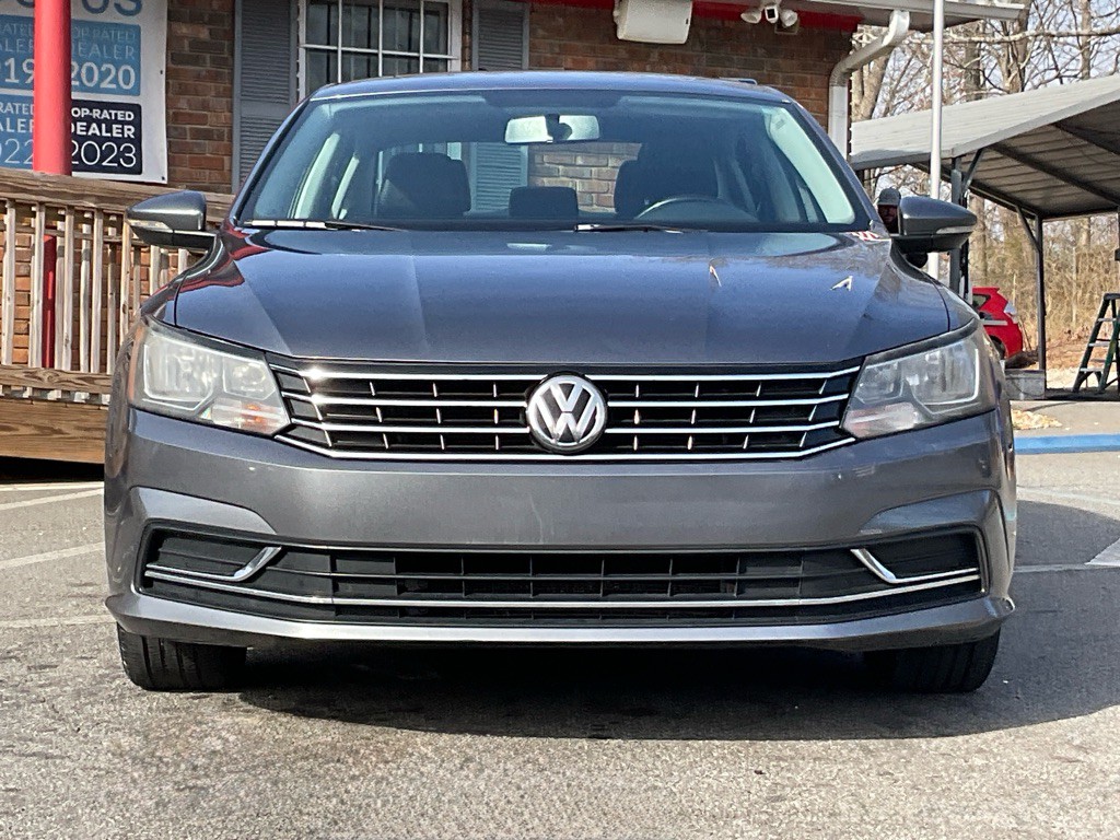 2017 Volkswagen Passat Image 2