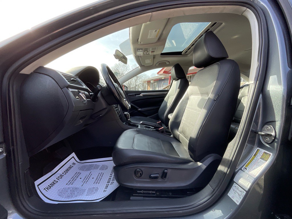 2017 Volkswagen Passat Image 14