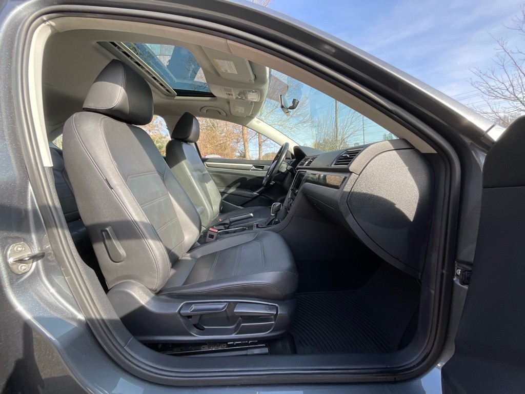 2017 Volkswagen Passat Image 17