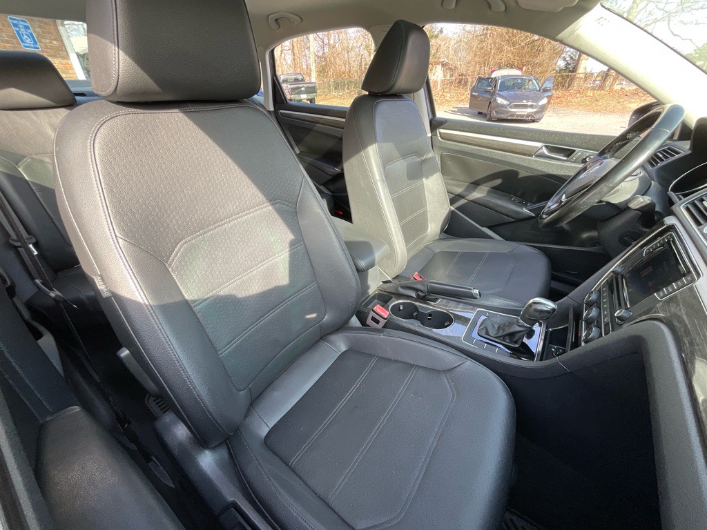 2017 Volkswagen Passat Image 19