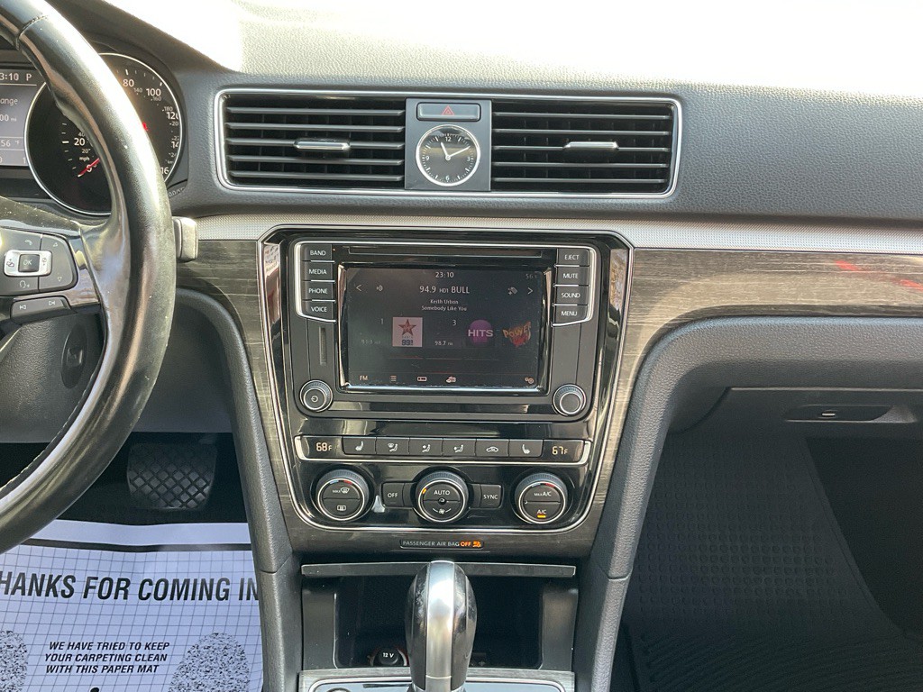 2017 Volkswagen Passat Image 21