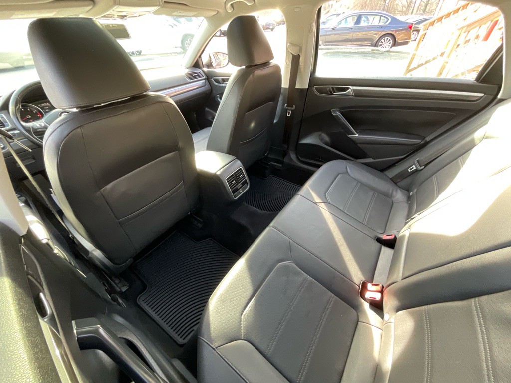 2017 Volkswagen Passat Image 29