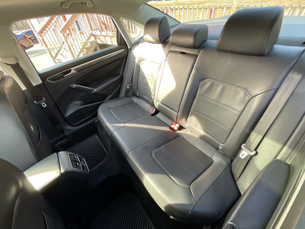 2017 Volkswagen Passat Image 30