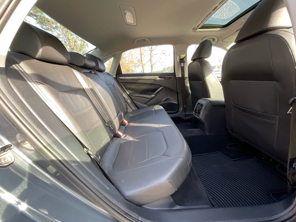 2017 Volkswagen Passat Image 31