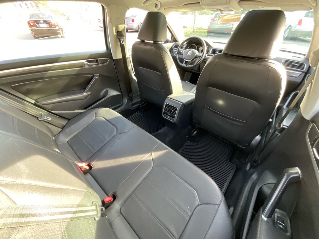 2017 Volkswagen Passat Image 32