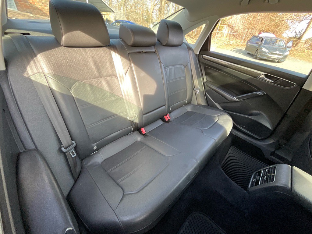 2017 Volkswagen Passat Image 33
