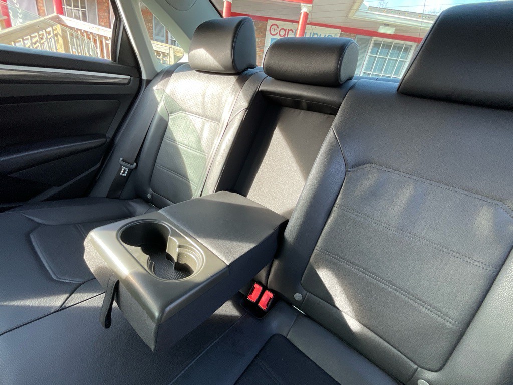 2017 Volkswagen Passat Image 34