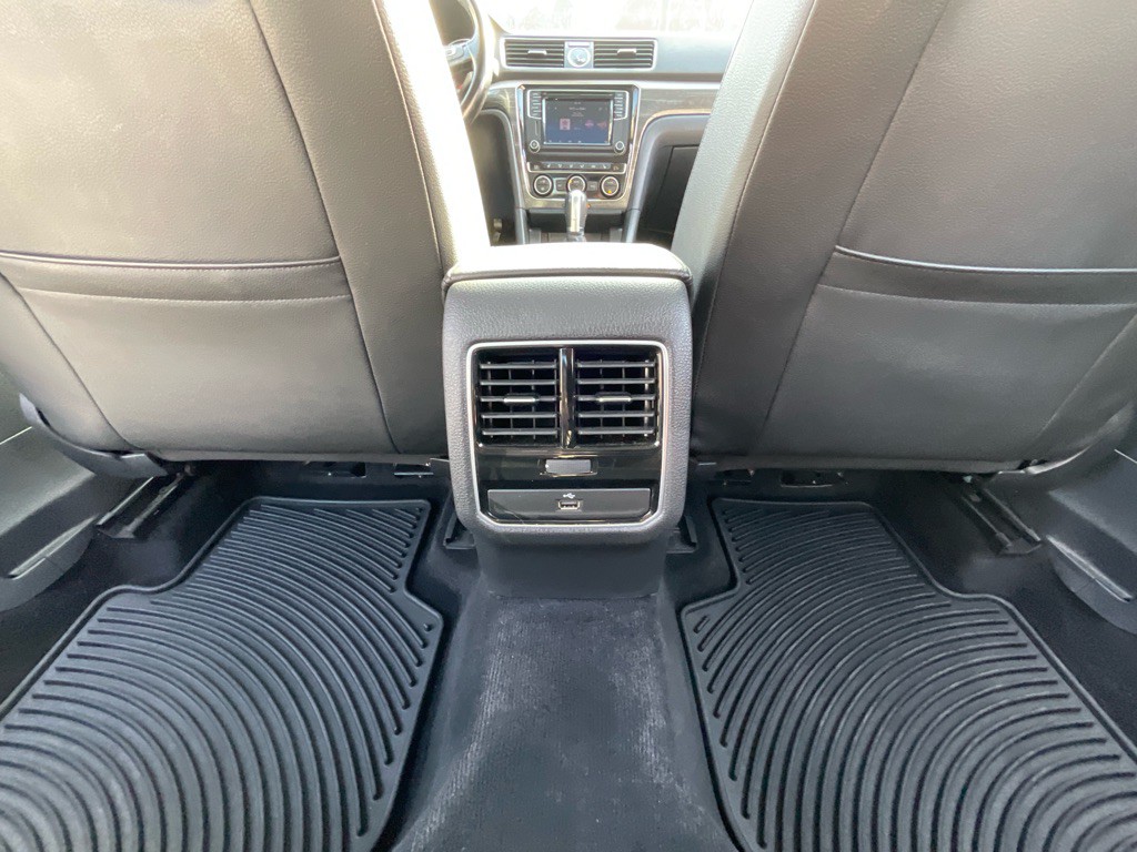 2017 Volkswagen Passat Image 35