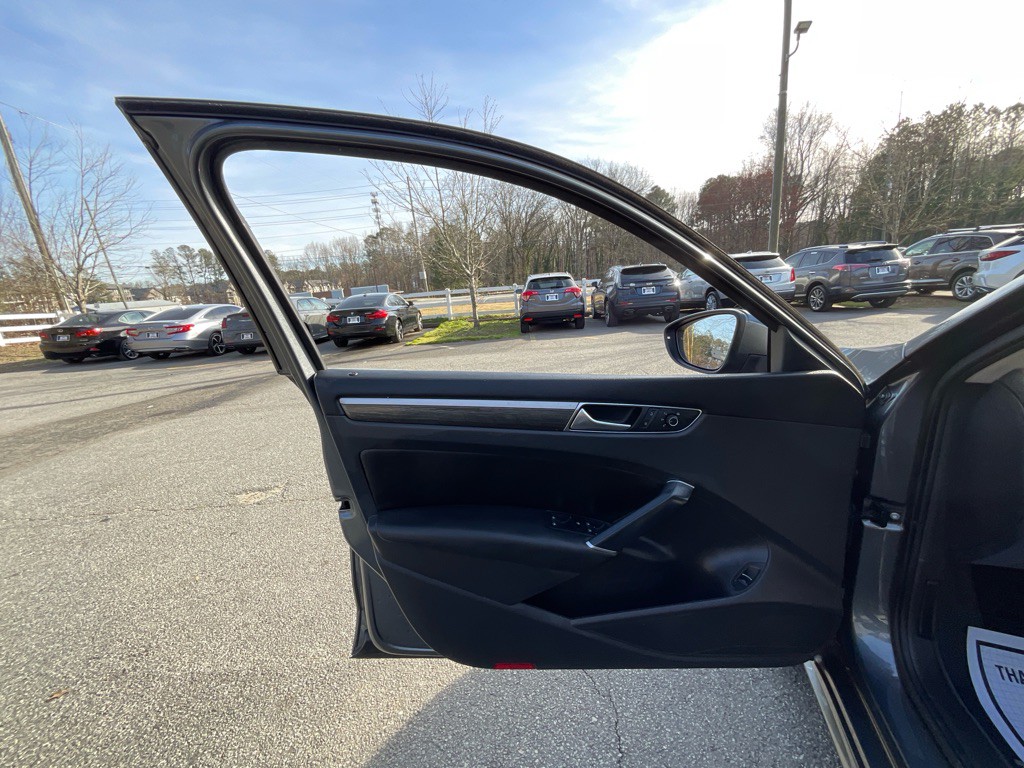 2017 Volkswagen Passat Image 39