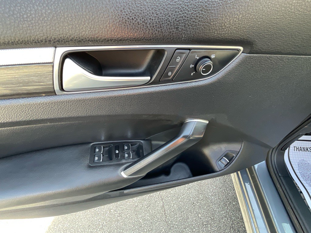 2017 Volkswagen Passat Image 40