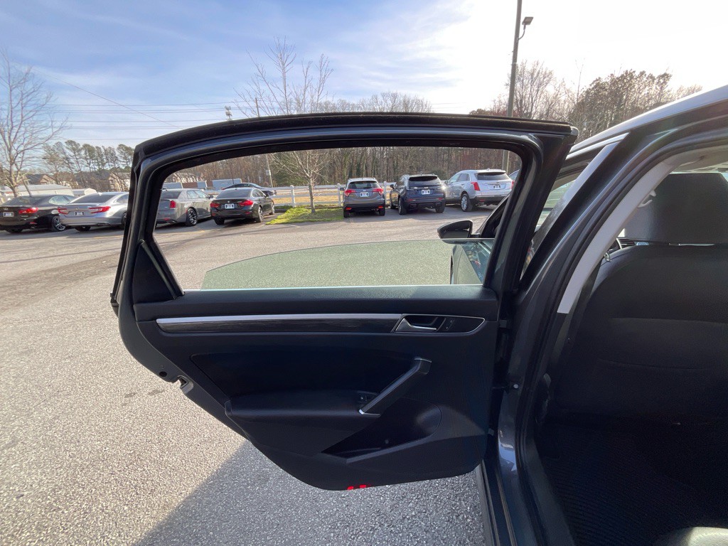 2017 Volkswagen Passat Image 42