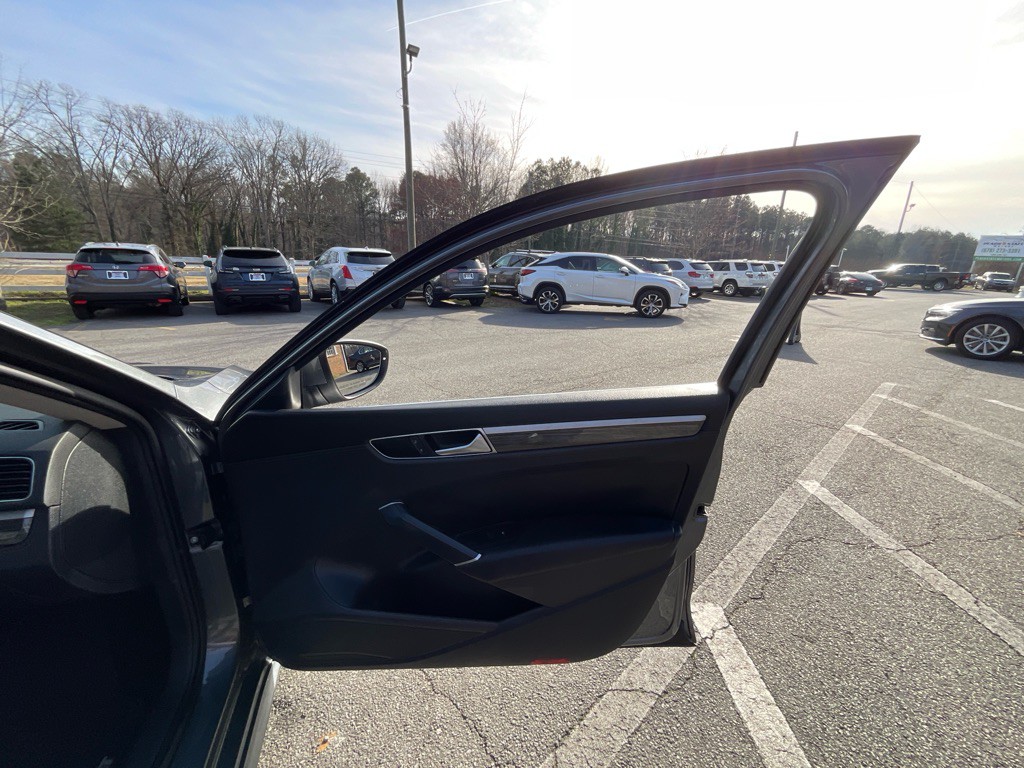 2017 Volkswagen Passat Image 43