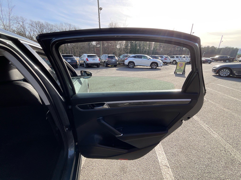 2017 Volkswagen Passat Image 44