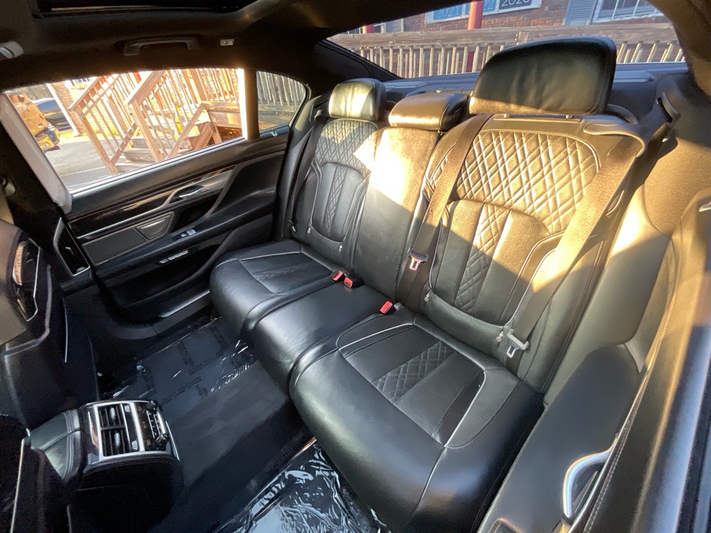 2018 BMW 7 Series Image 32