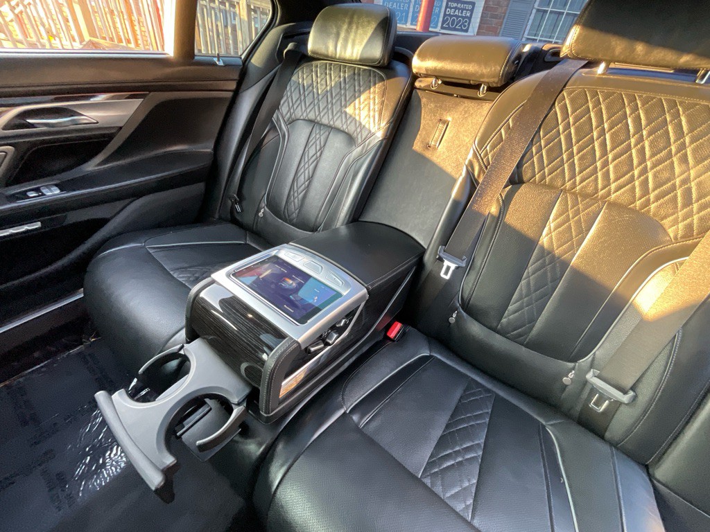 2018 BMW 7 Series Image 36