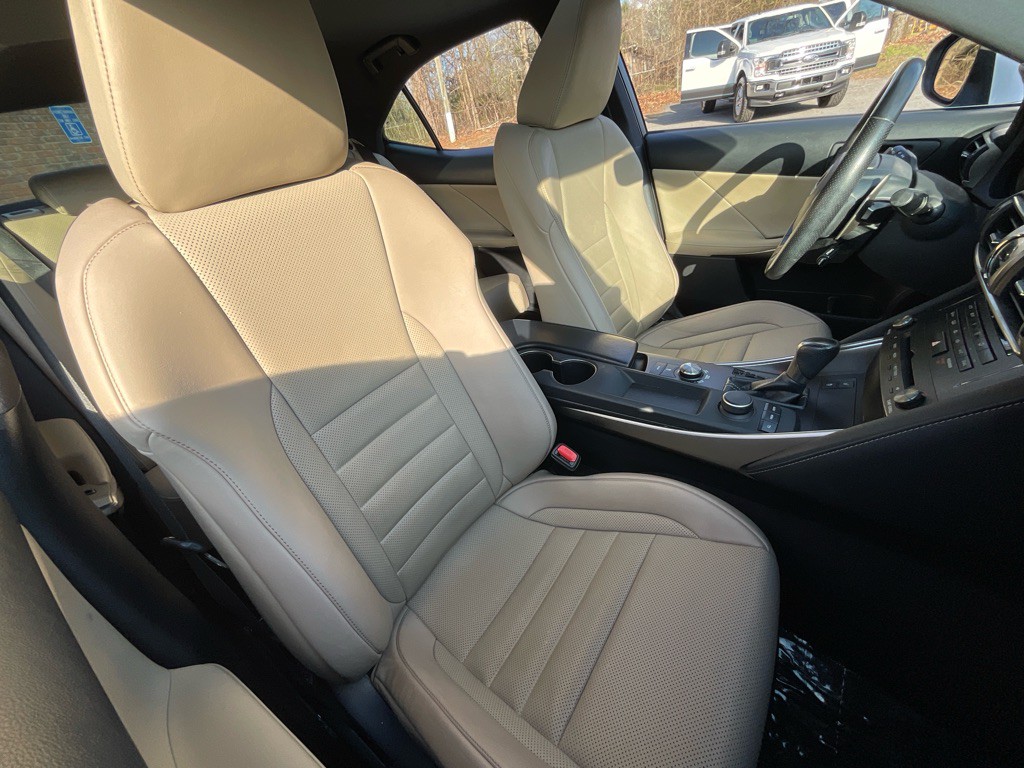 2018 Lexus IS 300 Image 19