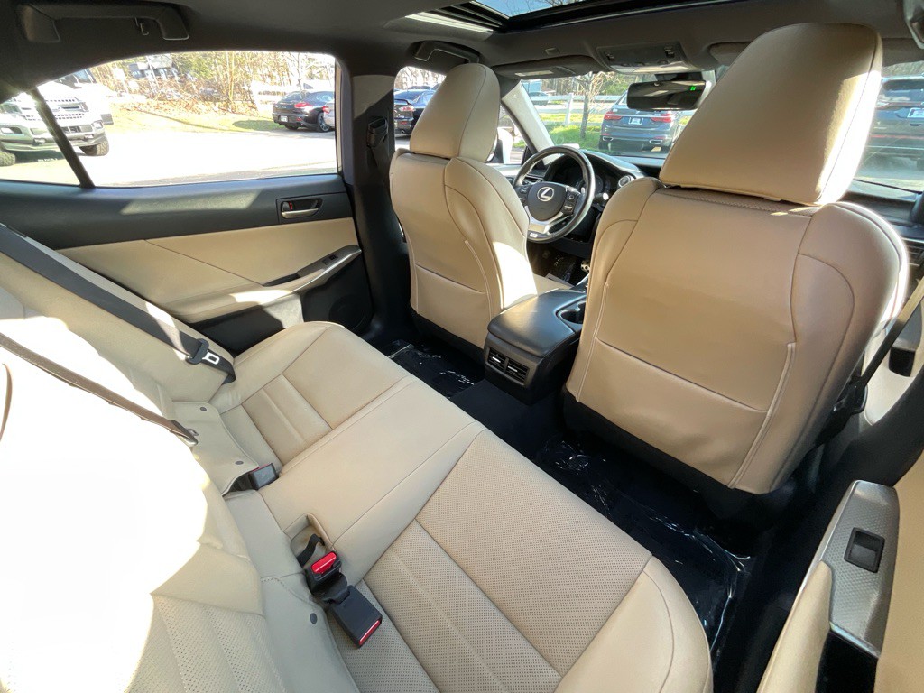 2018 Lexus IS 300 Image 32