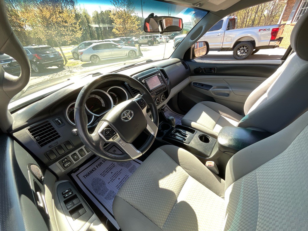 2015 Toyota Tacoma Image 16