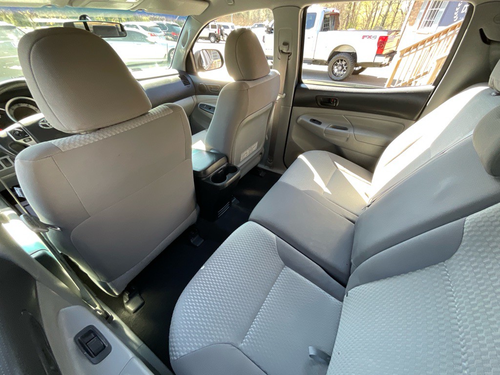 2015 Toyota Tacoma Image 28