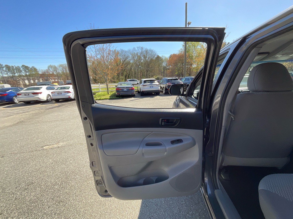 2015 Toyota Tacoma Image 39