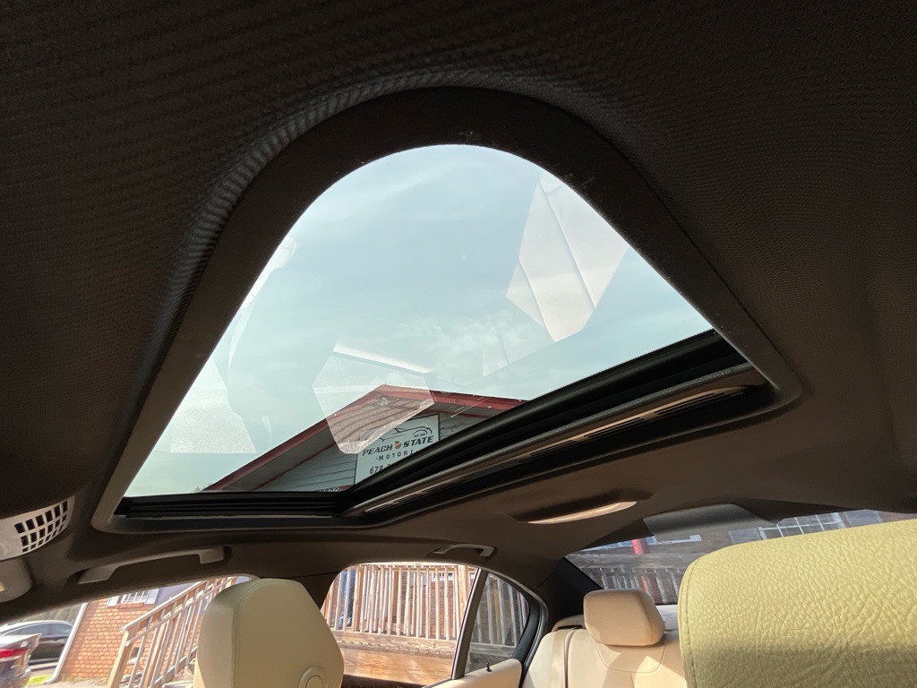 2016 BMW 3 Series Image 25