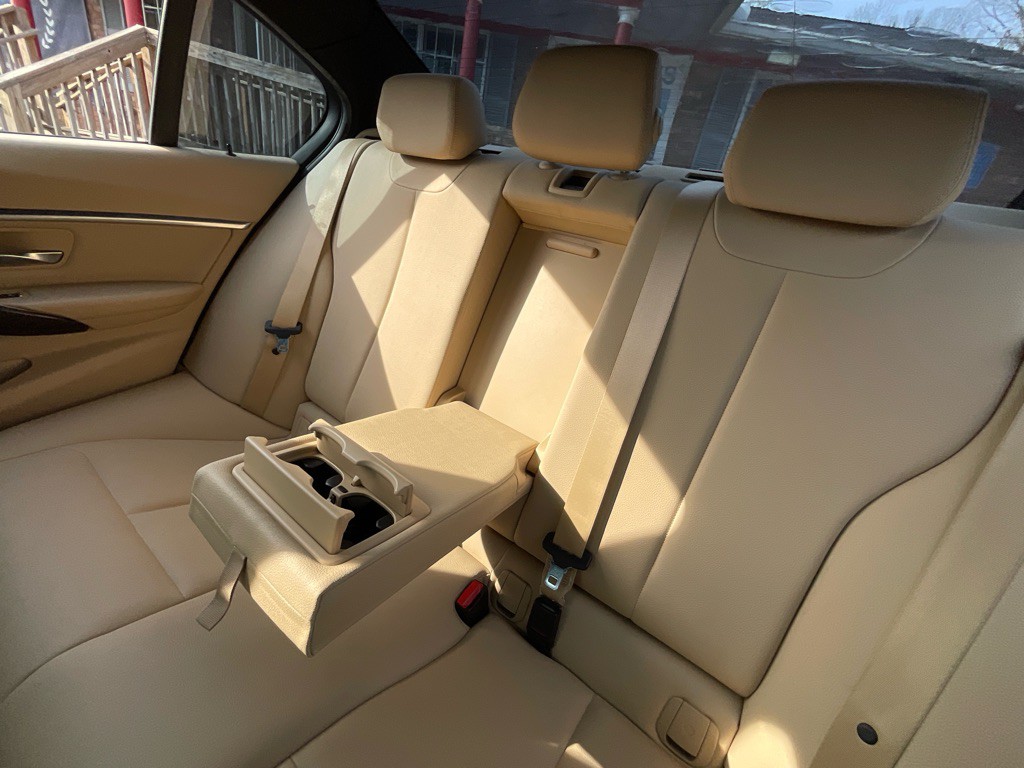 2016 BMW 3 Series Image 32