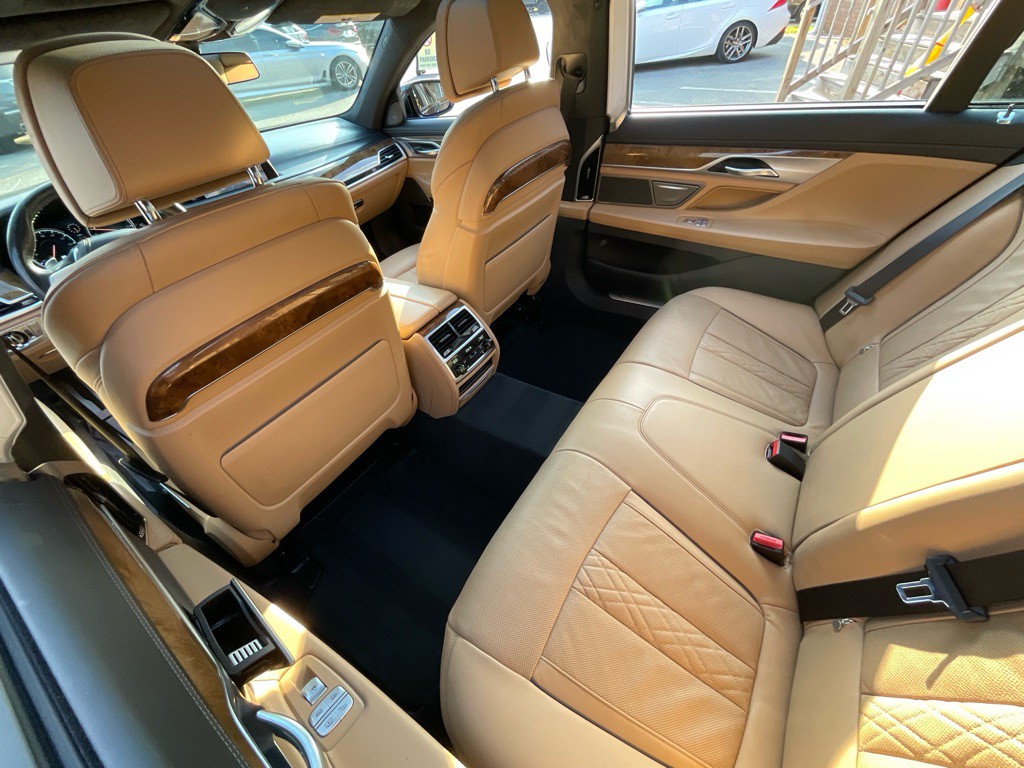 2016 BMW 7 Series Image 29