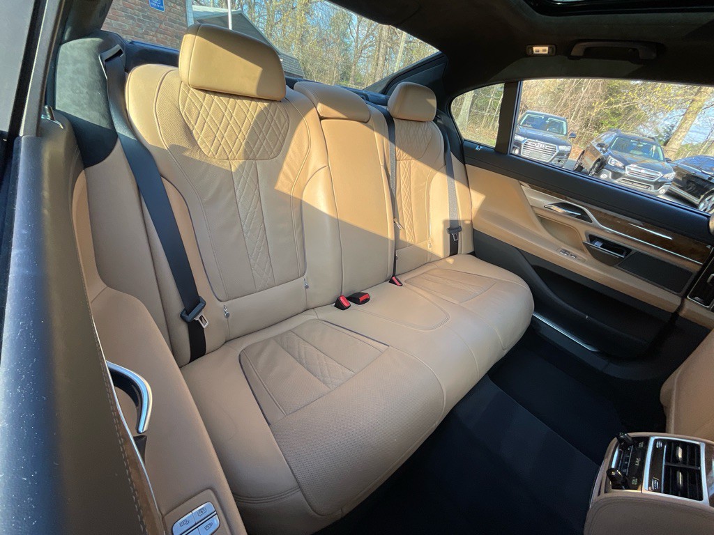 2016 BMW 7 Series Image 33