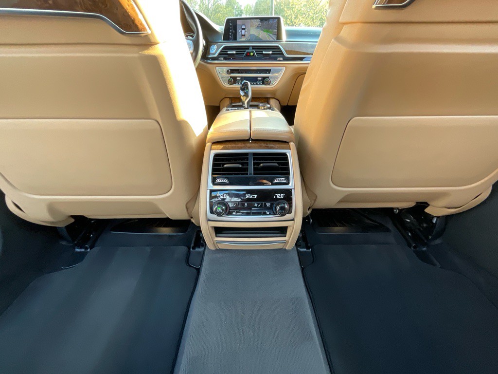 2016 BMW 7 Series Image 35