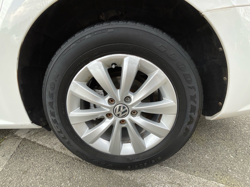 2012 Volkswagen Passat Image 11