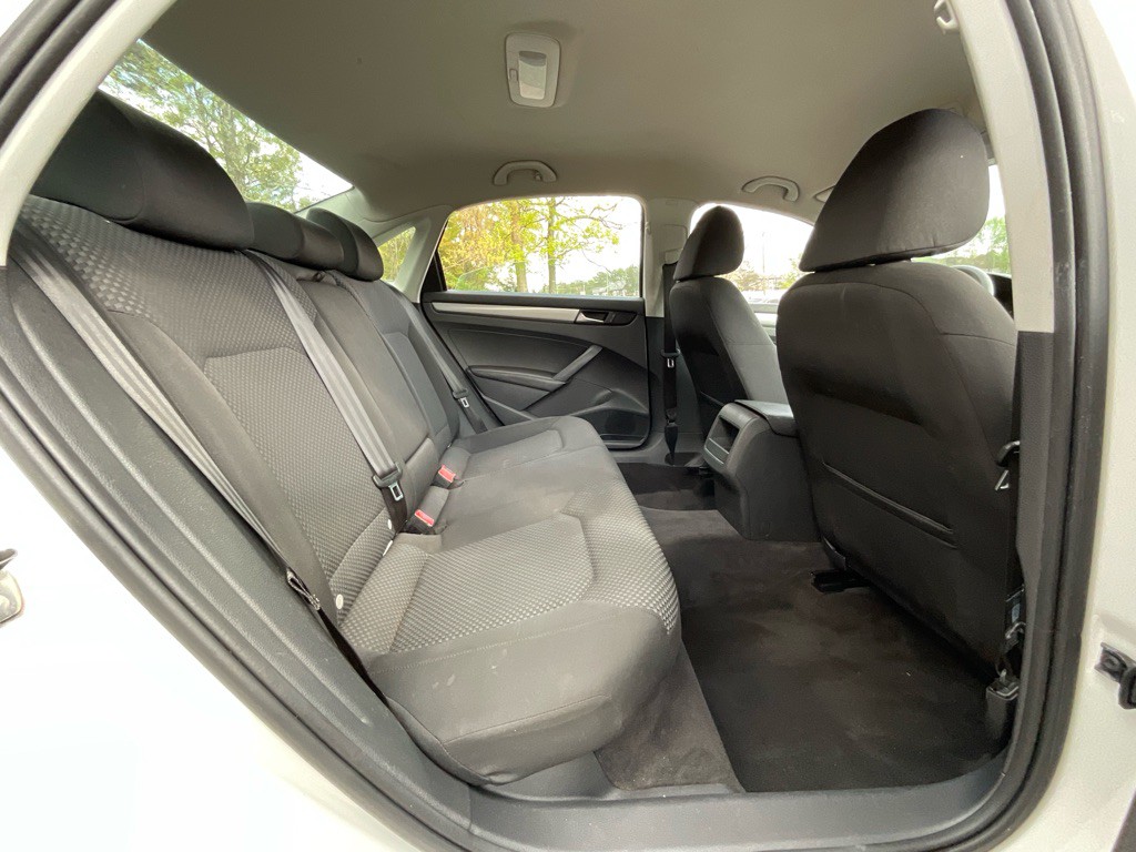 2012 Volkswagen Passat Image 28