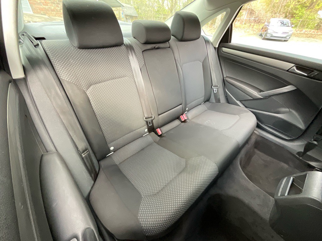 2012 Volkswagen Passat Image 30
