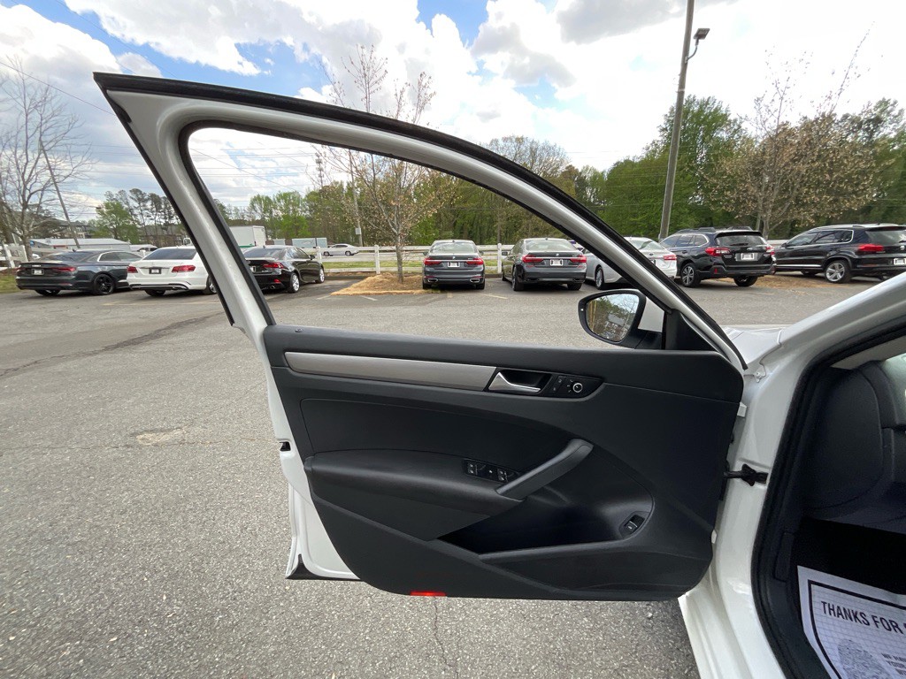 2012 Volkswagen Passat Image 35