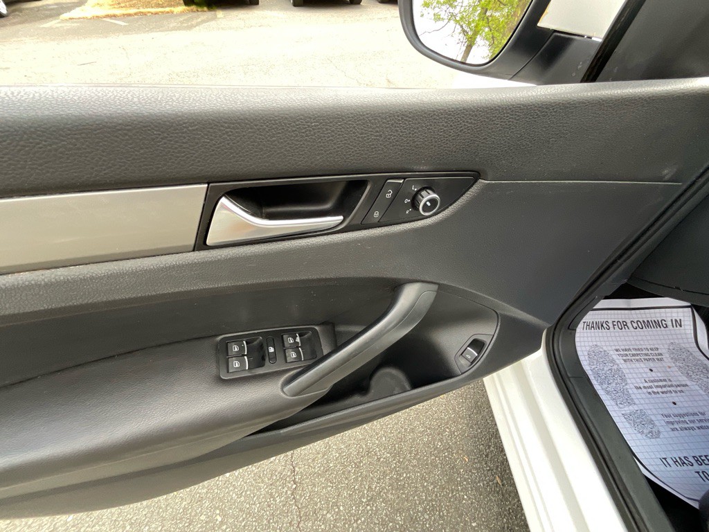 2012 Volkswagen Passat Image 36