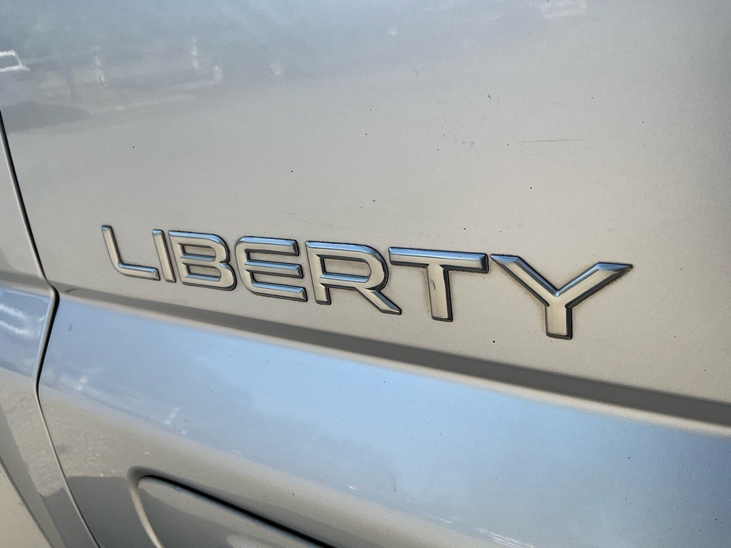 2004 Jeep Liberty Image 11