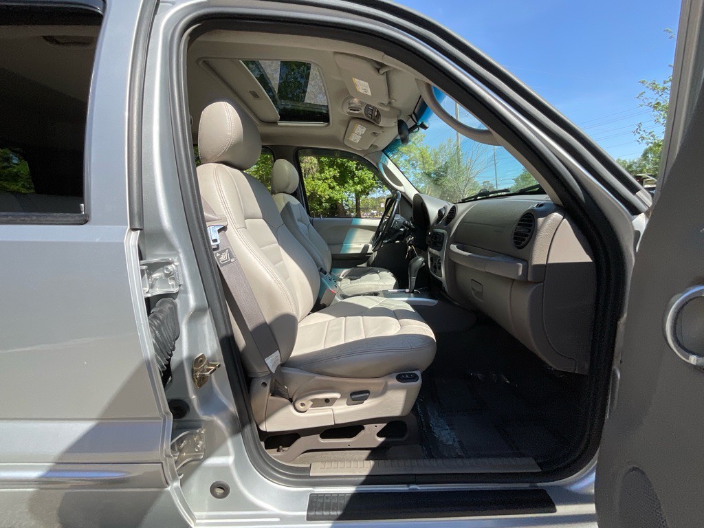 2004 Jeep Liberty Image 18