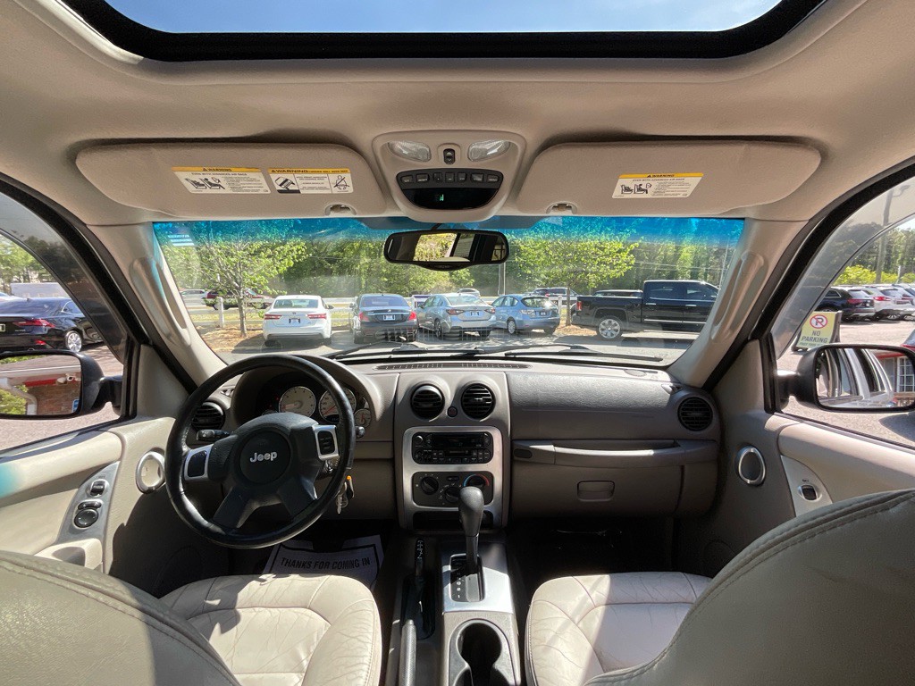 2004 Jeep Liberty Image 21