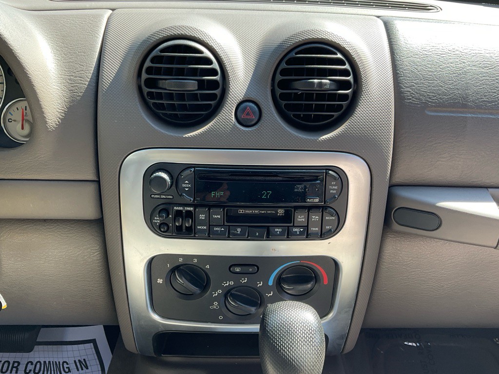 2004 Jeep Liberty Image 23
