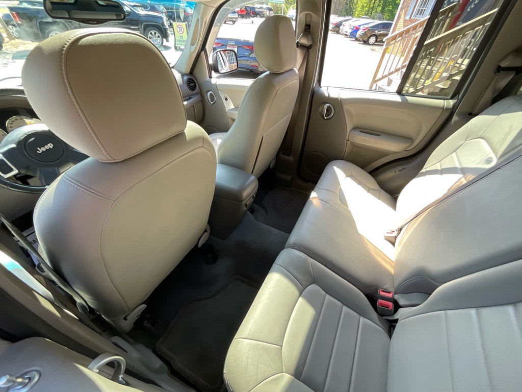 2004 Jeep Liberty Image 29