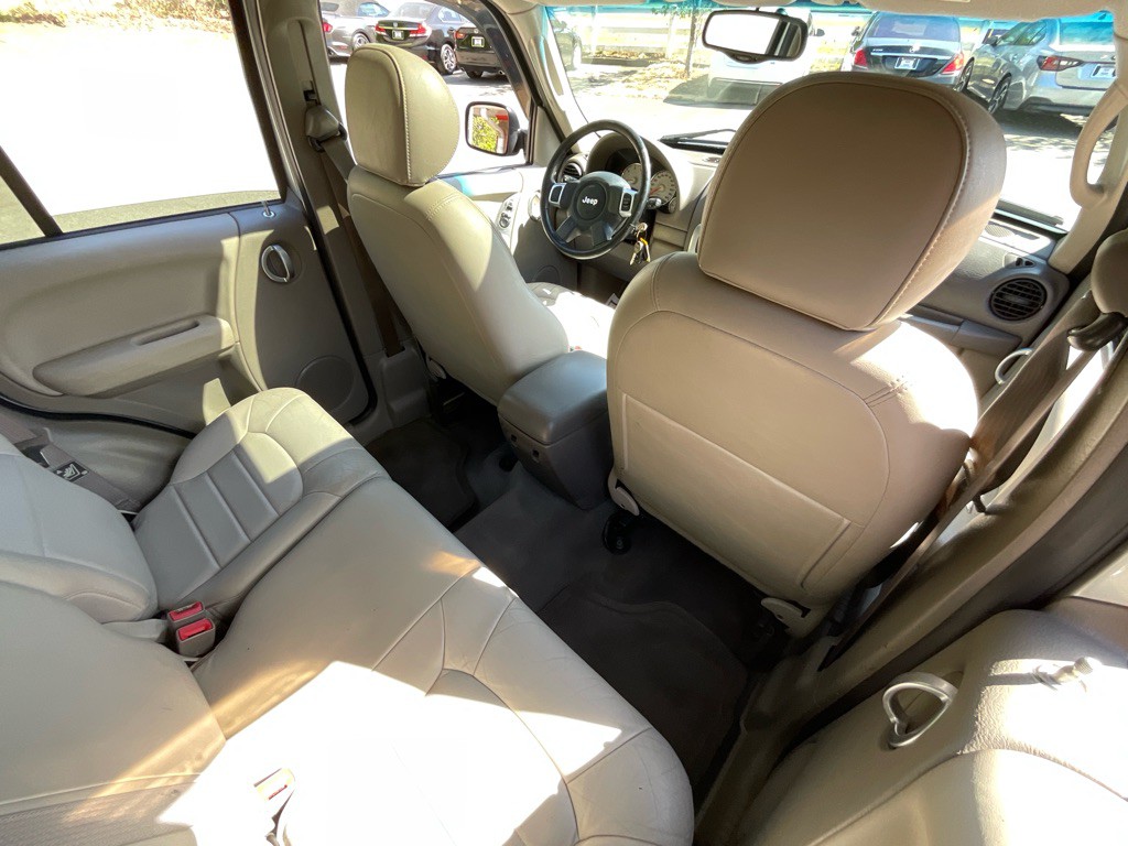 2004 Jeep Liberty Image 32
