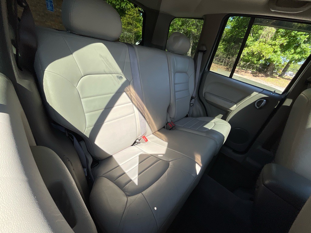 2004 Jeep Liberty Image 33
