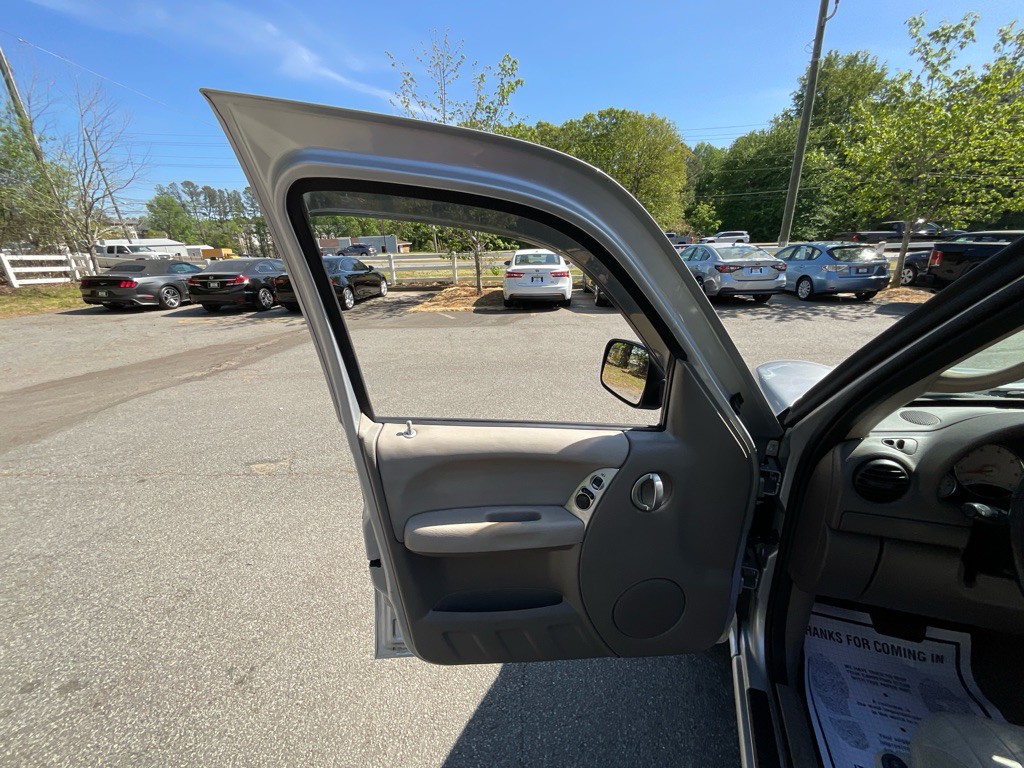 2004 Jeep Liberty Image 38