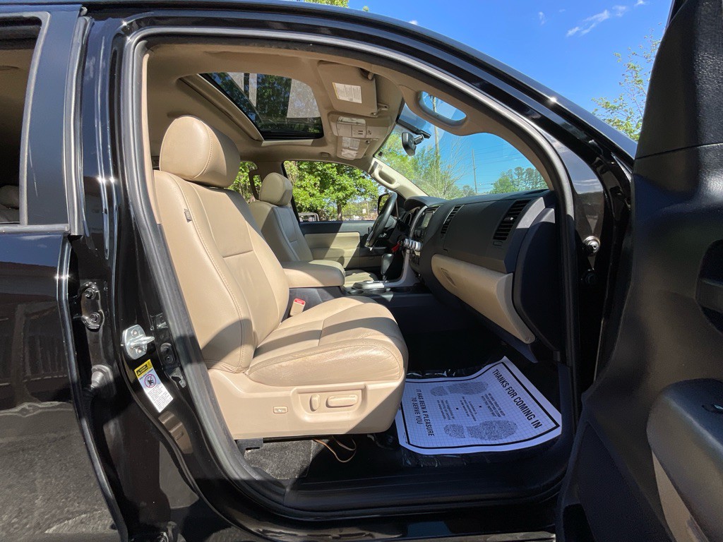 2017 Toyota Sequoia Image 17