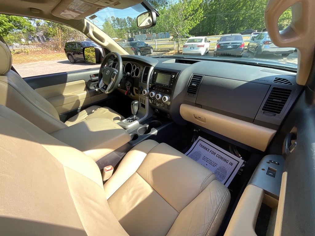 2017 Toyota Sequoia Image 18