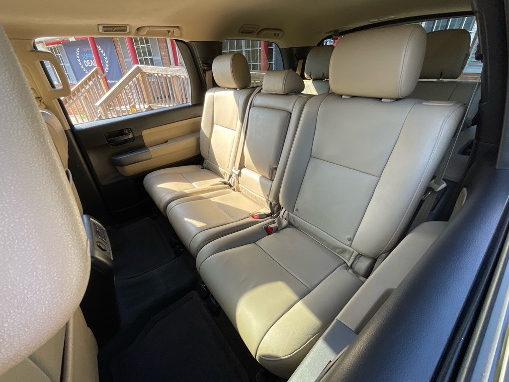 2017 Toyota Sequoia Image 31